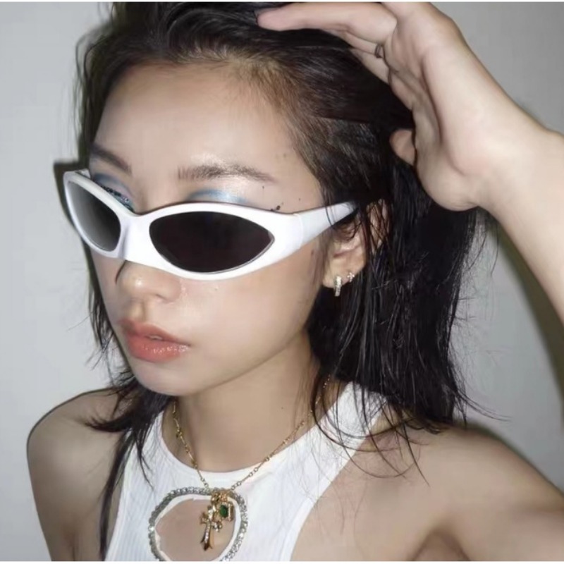 Y2K Sunglasses 2000s Retro Bat - Mens Fashion In The 2000S recensione e prezzo